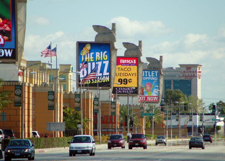 5 of the best outlet malls in and around Los Angeles for big bargain hunters Outlet shopping can mean big savings.