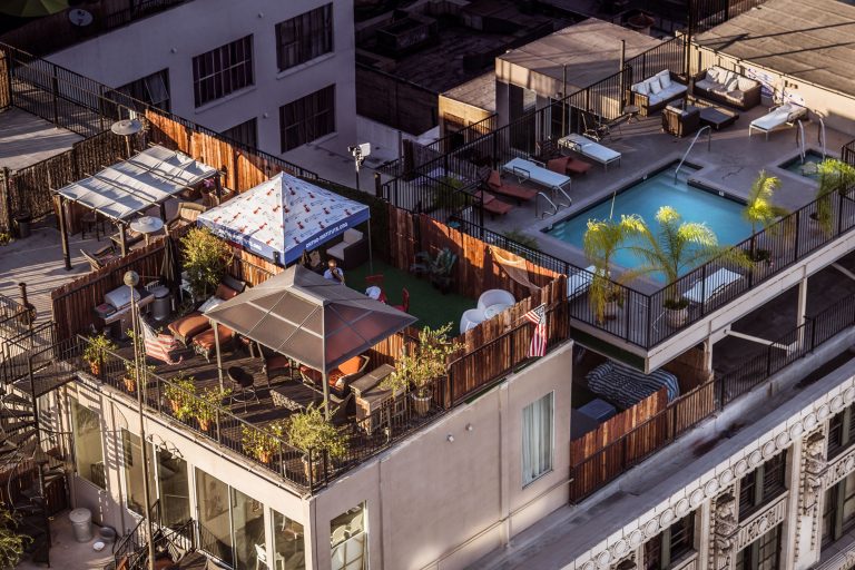 Where to live in LA, from choosing a neighborhood to setting your rent budget Apartment living in the heart of Los Angeles.
