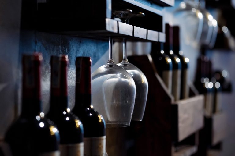 Los Angeles has lots of wine bars.